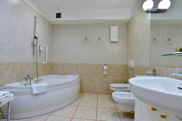 Фото номера Люкс Отель Elita Hotel &amp; Restauracja г. Ивонич-Здруй 3